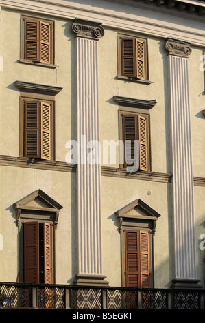Facciata di un edificio in Bergamo, mostrante la bella architettura tipica del nord Italia. Foto Stock