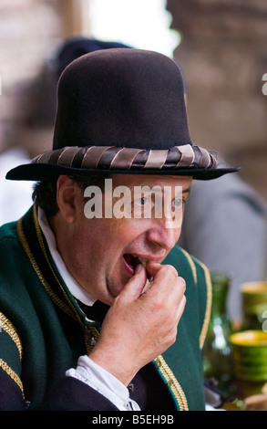 Reenactors ricreare l'inizio periodo giacobino alla Corte Tretower vicino a Crickhowell Powys Galles del Sud Foto Stock