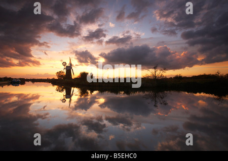 Tramonto spettacolare riflettendo nel fiume Ant su il Parco Nazionale Broads del Norfolk, Regno Unito Foto Stock