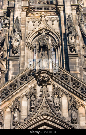 L'arenaria Monumento di Scott è un gotico vittoriano monumento a autore scozzese Sir Walter Scott. Sorge nei giardini di Princes Street di Edimburgo. Foto Stock