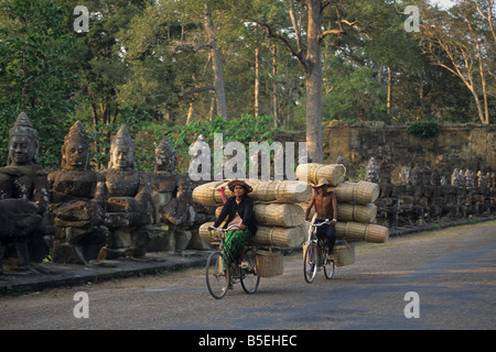 Elk133 1719 Cambogia Siem Reap in bicicletta al mercato nelle vicinanze dei templi di Angkor Foto Stock