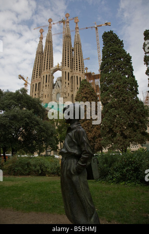 Gru facendo lavori di costruzione presso il Templo Expiatorio de la Sagrada Família (spagnolo, "Tempio Espiatorio della Sacra Famiglia" Foto Stock