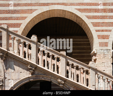 La scala nel cortile del Palazzo del Comune (o Palazzo della Ragione) sotto la Torre dei Lamberti, Verona, Italia Foto Stock