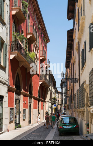 Tipica strada nel centro della città vecchia, in Via Santa Maria in Chiavica, Verona, Veneto, Italia Foto Stock