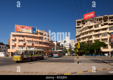 Giunzione di Bibi Titi Mohammed road e Uhuru road a Dar es Salaam, capitale della Tanzania. Foto Stock