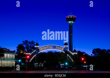 Alba luce ad Alamo Street ingresso Hemisfair Park e la Torre delle Americhe, San Antonio, Texas. Foto Stock