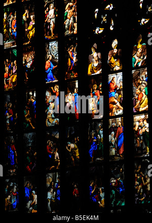 In vetro colorato all'interno del Duomo di Milano, Italia Foto Stock