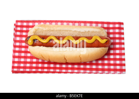 Hot Dog sul tovagliolo intaglio su sfondo bianco Foto Stock