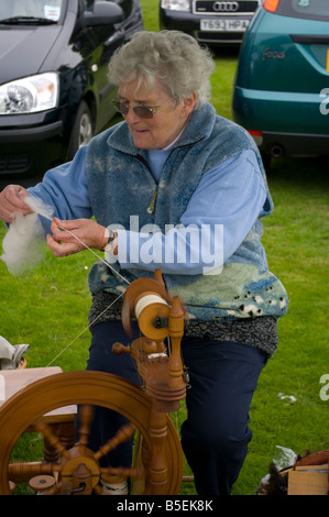 Donna Uomo la filatura della lana su una filatura Jenny Foto Stock