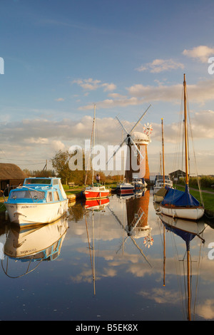 Il mulino a vento di Horsey & Staithe fotografati a ultima luce sulla Norfolk Broads Foto Stock