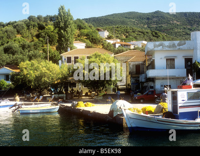 La scena del porto, Skala Sikaminias sull'isola greca di Lesbo, a nord-est Egeo, Grecia Foto Stock