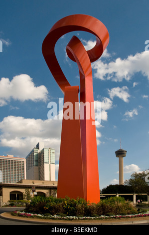 La torcia di amicizia e la Torre delle Americhe, il centro cittadino di San Antonio, Texas. Foto Stock