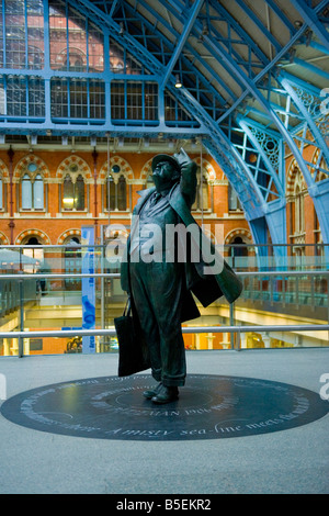 Londra , St Pancras stazione stazione ferroviaria , statua del poeta laureato , Sir John Betjeman , 1906 a 1984 Foto Stock