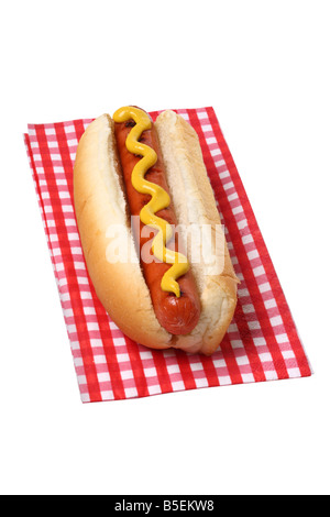 Hot Dog sul tovagliolo intaglio su sfondo bianco Foto Stock