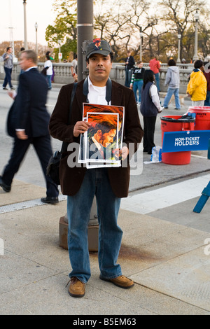 Un uomo con un ritratto di Barack Obama prima del suo rally presidenziale al Grant Park di Chicago in Illinois il 4 novembre 2008 Foto Stock