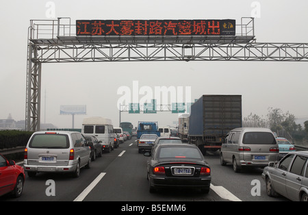 Ora di punta su una autostrada a Shanghai in Cina Foto Stock