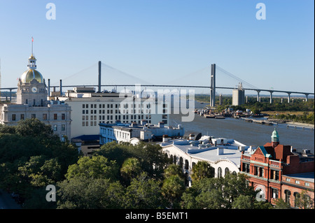 Vista sul Fiume Savannah guardando giù Bay Street verso la City Hall e la Talmadge Memorial Bridge a Savannah, Georgia, Stati Uniti d'America Foto Stock