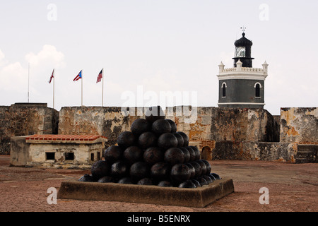 Le palle di cannone e faro Fort El Morro Old San Juan Portorico Foto Stock