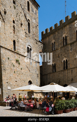 Cafe in Piazza dei Priori al di fuori del Palazzo Pretorio, Volterra, Toscana, Italia Foto Stock