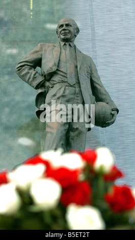 I fan di lasciare i fiori al di fuori di Old Trafford per il monaco di baviera disastro aereo memorial cinquantesimo anniversario Foto Stock