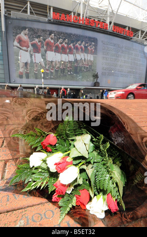 I fan di lasciare i fiori al di fuori di Old Trafford per il monaco di baviera disastro aereo memorial cinquantesimo anniversario Foto Stock