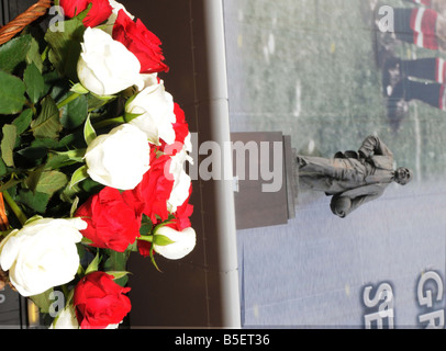 I fan di lasciare i fiori al di fuori di Old Trafford per il monaco di baviera disastro aereo memorial cinquantesimo anniversario Foto Stock