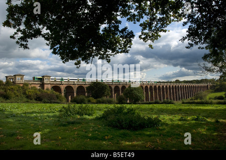 Un Southern Commuter Rail express treno attraversa la valle Ouse viadotto Balcombe sul London-Brighton linea ferroviaria Foto Stock