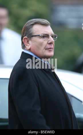 Gerald Ronson arrivando per Jeremy Beadle s funerale oggi in Finchley Foto Stock