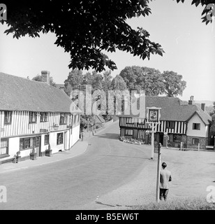 Vista generale della strada principale in esecuzione anche se il villaggio di Ightham vicino a Sevenoaks in Kent, che mostra i negozi locali e pub ma Foto Stock