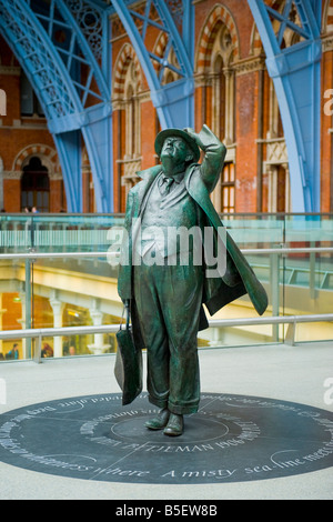 Londra , St Pancras stazione stazione ferroviaria , statua in bronzo del poeta laureato , Sir John Betjeman , 1906 a 1984 Foto Stock