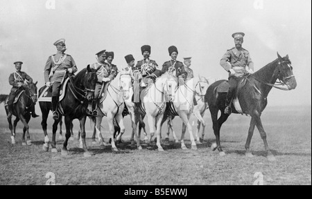 Russo leader Tsar Nicholas II di ispezionare le truppe russe con il suo staff durante la mobilitazione generale all'inizio della Prima Guerra Mondiale in agosto 1914 Foto Stock
