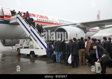 I turisti di salire a bordo di una macchina di China Eastern Airlines, Shanghai, Cina Foto Stock