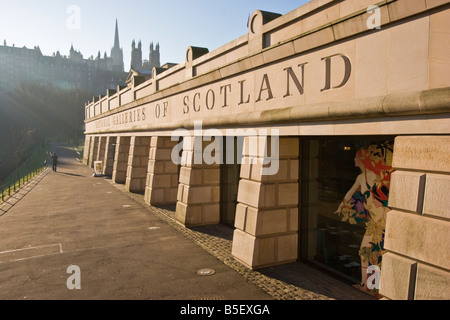 La nuova sezione della Galleria Nazionale di Scozia, a Edimburgo. Questa è la galleria di arte nazionale di Scozia. Un elaborato edificio neoclassico, sorge sulla Montagnola, tra le due sezioni di Edinburgh Princes Street Gardens. L'edificio, che fu progettato da William Henry Playfair, aperta per la prima volta al pubblico nel 1859. Foto Stock