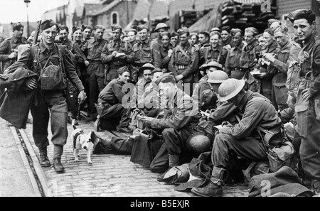 Evacuazione della British forza expeditionary da Dunkerque, Francia settentrionale. ;Roops in attesa di ordini e trasporto in una costa Sud porta, dopo il loro ritorno in Inghilterra. ;Giugno 1940 Foto Stock