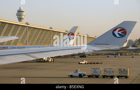 China Eastern aerei al'aeroporto Pudong, Shanghai, Cina Foto Stock