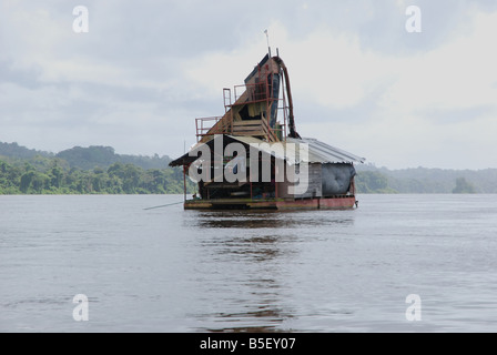 Rondella oro casa sul fiume Maroni tra Guyana francese e il Suriname Foto Stock