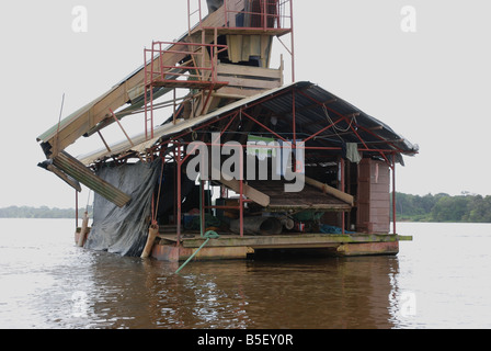 Rondella oro casa sul fiume Maroni tra Guyana francese e il Suriname Foto Stock