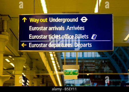 Londra , St Pancras Stazione Stazione ferroviaria segno indicante arrivi Eurostar partenze e biglietteria si diparte arrivees & billetta Foto Stock