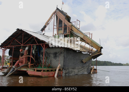 Rondella oro casa sul fiume Maroni tra Guyana francese e il Suriname Foto Stock