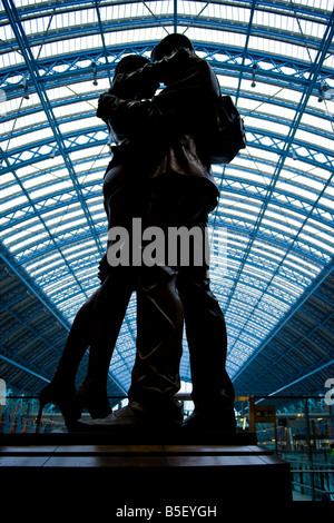 Stazione ferroviaria di Londra St Pancras , vista da dietro Il luogo d'incontro , statua di Paul Day , completato 2007 Foto Stock