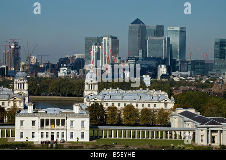 Vista di Canary Wharf e il vecchio Royal Navel College dall'Osservatorio di Greenwich Foto Stock