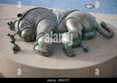 Un Tom Otterness scultura in bronzo - "Il Leone e il mouse a Scheveningen sculpture park Foto Stock