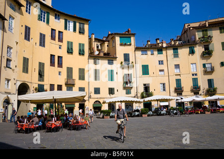Edifici e persone in Piazza Anfiteatro, Lucca, Toscana, Italia Foto Stock