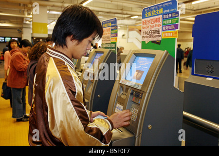 L'uomo scommesse per un horce gara su Sha Tin corso, Hong Kong, Cina Foto Stock