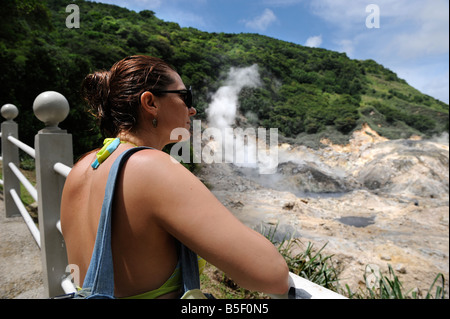 I turisti la visualizzazione del Pool dello zolfo nel cratere del monte SOUFRIERE ST LUCIA S drive a Vulcano Foto Stock