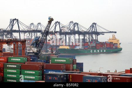 Il carico di una nave portacontainer nel Porto Victoria, Hong Kong, Cina Foto Stock