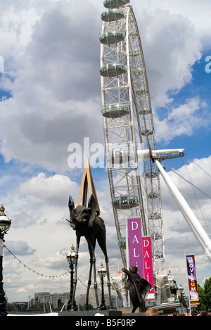 London eye contro le nubi e cielo blu Foto Stock