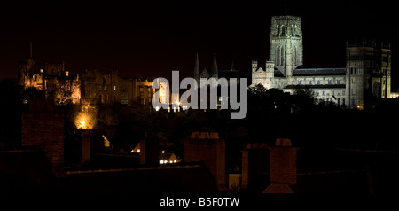 Castello e Cattedrale di Durham visto di notte da Durham stazione ferroviaria Foto Stock