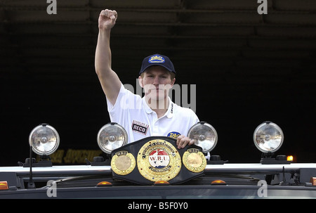 Ricky Hatton v Aldo Rios Settembre 2003 Ricky Hatton in piedi in Hummvee auto durante una conferenza stampa per promuovere il suo titolo di lotta contro Aldo Rios Foto Stock