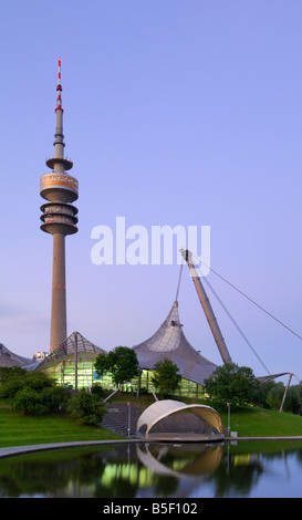 Olympiapark e Olympiaturm (torre della TV) al tramonto, Monaco, Monaco di Baviera, Germania Foto Stock